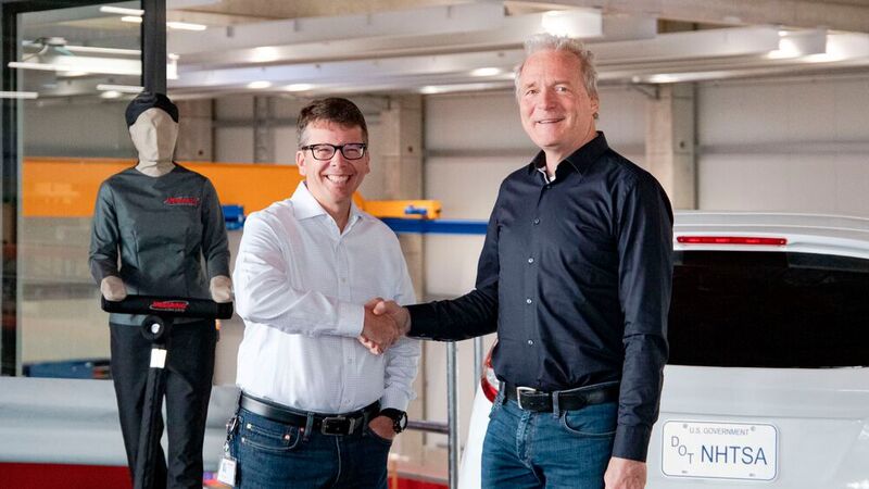 Dierk Arp (rechts) mit dem neuen CEO der Tochtergesellschaft von Messring, Gerald Goupil. (Bild: Messring)