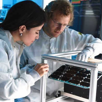 Das Fraunhofer-Institut für Kurzzeitdynamik EMI und das Fraunhofer-Institut für Silicatforschung ISC unterstützen den Automobilzulieferer Brose beim Einstieg ins Raumfahrt- und Satellitengeschäft. (Bild: Fraunhofer/Kilian Kreb)