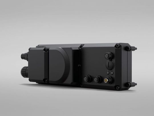 Die je nach Karosserietyp variierenden Abstände zwischen den Aufnahmepunkten des DAP sowie den Hub der Achsen regelt die dezentrale Einspeisung mit integriertem Motion Controller iSA: Sie regelt in der Applikation 18 Servoachsen und kann bis zu sechs Z-Achsen im Master-Slave-Betrieb gleichzeitig ausheben.(Bild:  AMKmotion GmbH + Co KG)