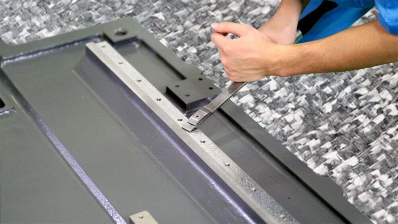 Bei Seibu sorgt die Kombination aus manuellem Schaben (Kisage-Technik) und moderner CNC-Technik für hochpräzise und langlebige Maschinenbetten. (Bild: Urma AG)