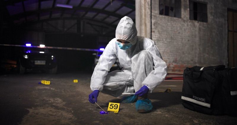 Die forensische Analytik hilft bei der Aufklärung von Kriminalfällen. Dabei erschweren so genannte Stutter-Artefakte die Auswertung der Genanalysen.(Bild:  CineLenspeopleimages.com – stock.adobe.com)