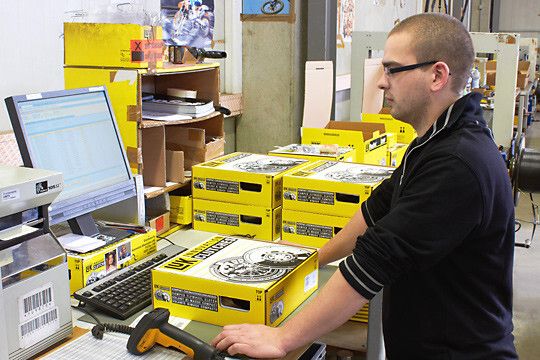Alles im Blick – an den Packtischen laufen die Kundenbestellungen auf, die dann individuell kommissioniert werden. (Foto: Schaeffler)