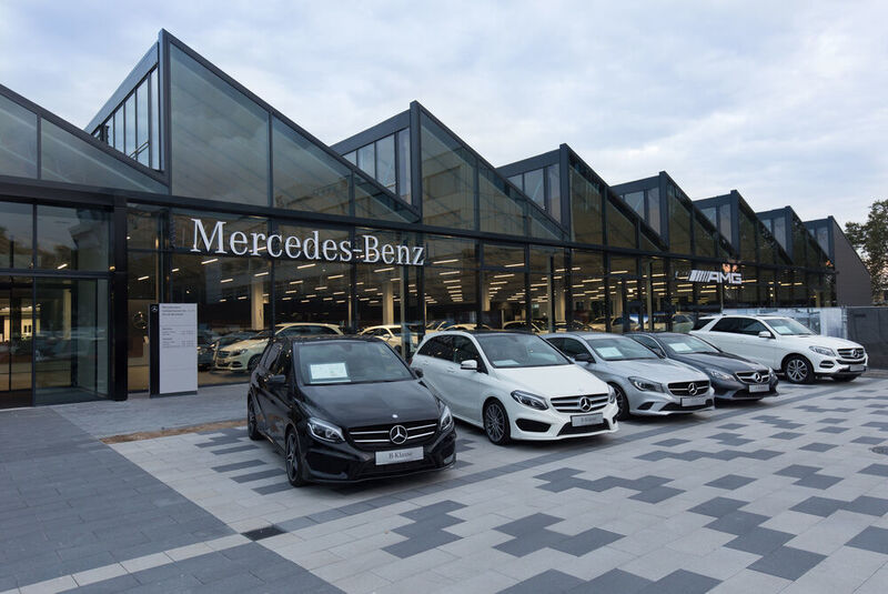 Die markante Dachkonstruktion prägt die umgebaute Mercedes-Benz-Niederlassung Mannheim.  (Daimler AG)