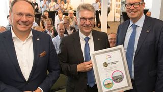 Applaus für fünf Jahrzehnte Chlorproduktion: Mitarbeiter, Kunden und Partner von Covestro feiern gemeinsam mit NRW-Standortleiter Klaus Jaeger, Betriebsleiter Johann Rechner und Vorstandsmitglied Klaus Schäfer (v.l.) das Betriebsjubiläum. (Covestro)