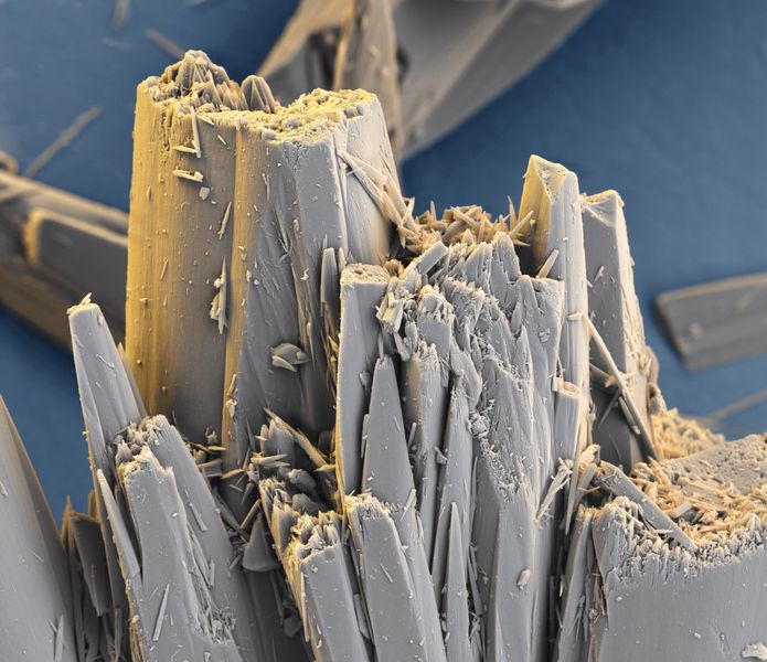 Sonnenschutzmittel und Tagespflegeprodukte mit dem wasserfesten UV-Absorber Tinosorb S von BASF schützen die Haut verlässlich gegen UV-A- und UV-B-Strahlung. Vergrößerung 1.800:1 (bei 15cm Bildbreite). (Bild: BASF)