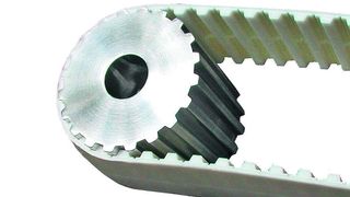 Das exakte Ineinandergreifen der Riemenzähne und der dazugehörigen Scheibe sorgt zusammen mit dehnungsstabilen Zugträgern für eine exakte und schlupffreie Produktplatzierung. (Archiv: Vogel Business Media)