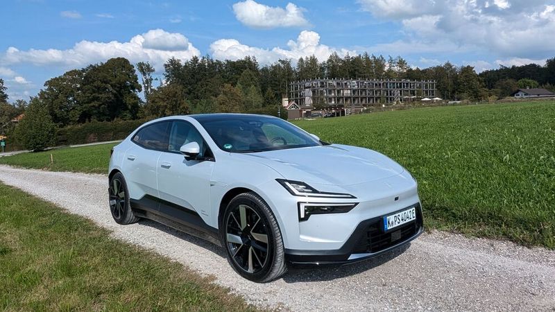 Der Polestar 4 wird seit wenigen Wochen ausgeliefert. Zum Launch bietet Polestar das SUV-Coupé ab 57.900 Euro an.(Bild:  Mauritz – VCG)