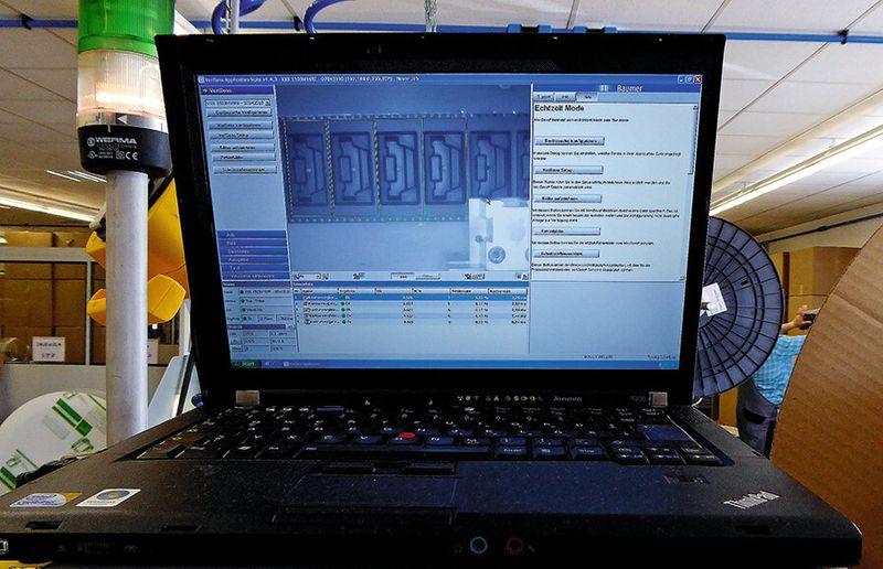 In der Produktion wird jede einzelne Kavität des Blistergurtes qualitätsüberwacht. Schließlich müssen Tiefe, Abstände und alle anderen Maße zu 100 % stimmen, weil die Teile später automatisch daraus entnommen werden. (Bild: Kuhn)