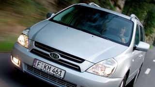 Weltweit müssen 88.621 Einheiten des Kia Carnival in die Werkstatt. In Europa wurde das Modell nach der zweiten Generation eingestellt. (Kia)