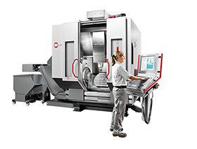 Mit der C 32 schickt Hermle einen neuen Leistungsträger in der Fünf-Achs-/Fünf-Seiten-Bearbeitung an den Start – hochdynamisch und simultan auf allen Achsen, bearbeitet die Maschine maximal 1000 kg schwere Werkstücke. (Bild: Hermle)