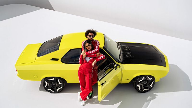 Vor zwei Jahren stellte Opel den Restomod „Opel Manta GSe“ vor. Als Basis für den Umbau diente laut Opel keineswegs ein perfekter Manta A, stattdessen ein restaurierungsbedürftiger Teileträger. Als Antrieb dient ein Elektromotor mit 108 kW Leistung (147 PS). Der Umbau verfügt über diverse moderne Features wie einen über die gesamte Fahrzeugbreite gehenden „Pixel-Vizor“. Der LED-Screen erzeugt nicht nur Tagfahr- und Abblendlicht, sondern auch x-beliebige Textbotschaften. (Bild: Opel)