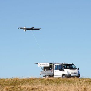 Erfolgreicher Testflug im Herbst 2018 auf den Höhen des Chasseral: Der Twing-Tec-Prototyp T 28, ein Gerät mit drei Meter Spannweite, startete selbständig von seinem Basisfahrzeug, schraubte sich in die Höhe, kreiste 30 Minuten lang autonom in der Luft, produzierte elektrische Energie und landete wieder auf der Startplattform.