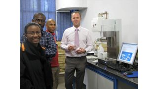 Die Einrichtung des FT4 zur Charakterisierung von Metallpulvern umfasste ein zweitägiges Schulungsprogramm vor Ort, das von einem Spezialisten des Freeman-Teams durchgeführt wurde.  (Bild: Freeman Technology)