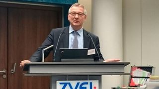 Prof. Dieter Wegener, Sprecher ZVEI-Führungskreis 4.0, berichtete den 110 Teilnehmern der Industrie 4.0-Konferenz in Frankfurt den aktuellen Stand der Entwicklungen zu Industrie 4.0. (Sariana Kunze/elektrotechnik)