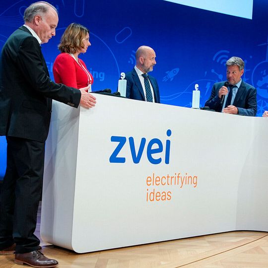 Bundeswirtschaftsminister Dr. Robert Habeck (rechts) und ZVEI-Präsident Dr. Gunther Kegel (links) mit den Gewinnern des erstmals veranstalteten Electrifying Ideas Award: Anna Menschner, Mitgründerin und Geschäftsführerin Semodia GmbH (Mitte links) und Daniel Hager, Vorstandsvorsitzender der Hager Group (Mitte rechts). Bundeswirtschaftsminister Dr. Robert Habeck (rechts) und ZVEI-Präsident Dr. Gunther Kegel (links) mit den Gewinnern des erstmals veranstalteten Electrifying Ideas Award: Anna Menschner, Mitgründerin und Geschäftsführerin Semodia GmbH (Mitte links) und Daniel Hager, Vorstandsvorsitzender der Hager Group (Mitte rechts).