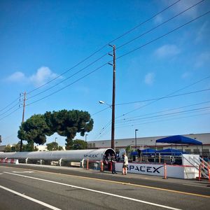 Mit 324 Stundenkilometern raste die zweite Kapsel des WARR-Hyperloop-Teams in Los Angeles durch die Teströhre auf dem Firmengelände von SpaceX. 