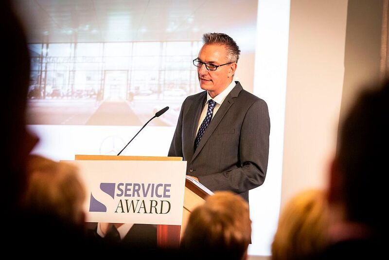 »kfz-betrieb«-Chefredakteur Wolfgang moderierte die Verleihung des Service Awards. Der Preis wurde 2018 schon zum 23. Mal vergeben. (Stefan Bausewein)