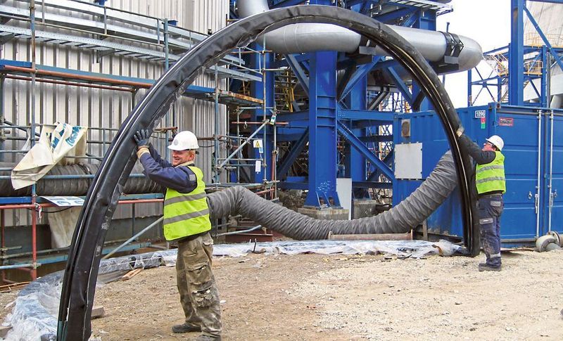 In allen Größen und Materialien: Wer bei Kompensatoren nur an kleine Rohrleitungen in der Anlage denkt, verkennt das Potenzial, wie hier bei der Installation dieses Weichstoffkompensators. (Frenzelit)