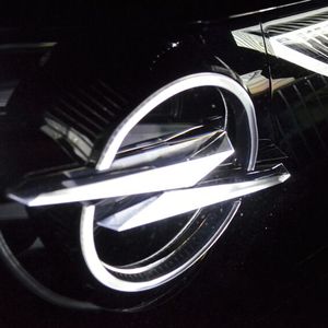 In der teureren Ausstattungslinie kommt der Grandland mit beleuchtetem, dreidimensional gestaltetem Blitz in der Front.(Bild:  Rehberg / VCG)