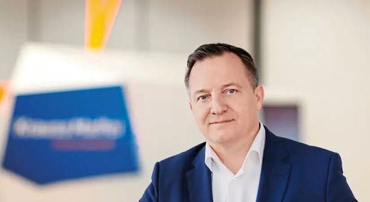 Das ist Dirk Musser, der neue Geschäftsführer bei Krauss-Maffei. Er wird ab dem 1. April 2026 die Aufgaben von Jörg Stech übernehmen, der Ende März, wie es heißt, auf eigenen Wunsch den Stuhl räumen wird.(Bild:  Krauss-Maffei)