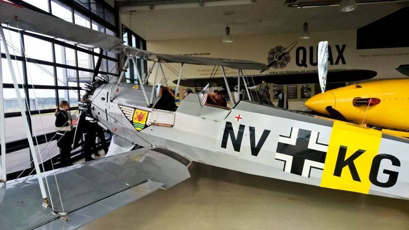 Der Focke Wulf Stieglitz ist unter der Leitung von dem Chefkonstrukteur Kurt Tank 1932 nach den Vorgaben des Kunstfliegers Gerd Achgelis bei der Firma Focke Wulf in Bremen entwickelt worden.  (S.Häuslein/konstruktionspraxis)