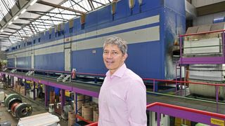 Markus Reber, le directeur de Metal Paint SA devant le four de cuisson de Metal Paint. Les rejets de chaleur de la postcombustion chauffent aujourd’hui l’air d’alimentation du four de cuisson à 240 °C. (suisseénergie)