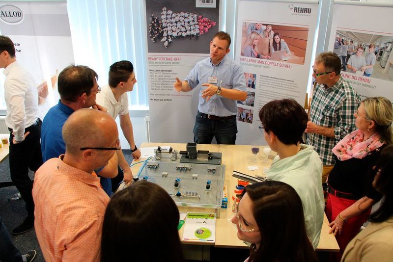 Christian Beer, Technischer Ausbilder bei der Rehau AG hier mit seinen Auszubildenden Ben
Rubitzko und Maximilian Schmutzler und Florian Weisbrod von der Firma Allod Werkstoff
GmbH & Co. KG aus Burgbernheim mit seinem Kollegen Fabian Steinthaler und
dem Auszubildenden Vincent Zeiger. Sie beleuchteten das Berufsbild des Verfahrensmechanikers
für Kunststoff- und Kautschuktechnik aus verschiedenen Perspektiven. (KNF)
