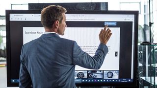 Vor allem Kunden von Premiumfahrzeugen wählen den Weg zum Autohändler, damit er mit ihm gemeinsam den Neuwagen konfiguriert. Das ist die Erfahrung der Händler und bestätigt eine gemeinsame Studie von IFA und ICDP. (Bild: ProMotor)