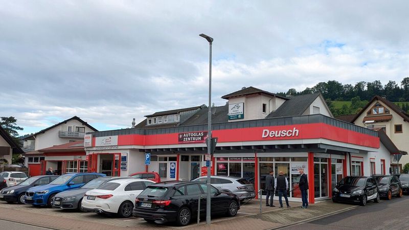 Alle reden über die Vier-Tage-Woche – im Autohaus Deusch ist diese schon seit sieben Jahren Realität. Der Betrieb in Zell am Harmersbach im Schwarzwald, den jetzt die Jury des Deutschen Werkstattpreises 2024 besucht hat, kümmert sich seit jeher um das Wohl seiner Mitarbeiter. Das gemeinsame Mittagessen ist Pflicht, und hier schenkt auch schon mal die Chefin dem Lehrling den Kaffee ein. (Bild: Rosenow – VCG)