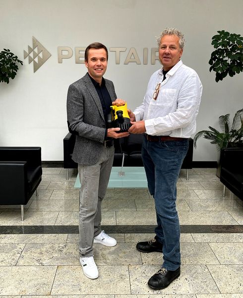 Andreas Kämpf übergibt die Marketingleitung bei Pentair Jung Pumpen symbolisch mit einer U3K-Pumpe an seinen Nachfolger Gunnar Wippersteg. (Bild: Jung Pumpen)