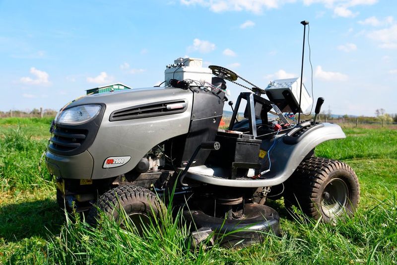 Die beiden Arbeitsgruppen bauten auf unterschiedliche Weise aus einem herkömmlichen Rasentraktor ein autonomes Fahrzeug.  (Bild: TH Bingen)