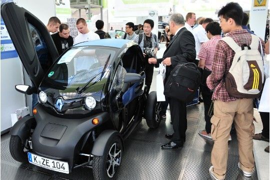 Der Renault Twizy findet bei den Messebesuchern große Aufmerksamkeit. (Foto: Büttner)