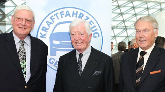 Nur zwei von vielen Gratulanten: Kurt Kroger (re.) von Opel Dello in Hamburg und Albert Still, Vorstandsvorsitzender der AVAG Holding AG. (Archiv: Vogel Business Media)