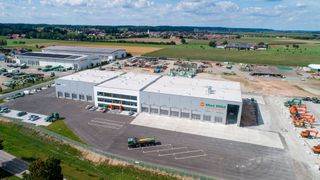 Aus der Vogelperspektive läßt sich der neue Hallenkomplex mit der Nutzfahrzeug-Lackiererei rechts überblicken. (Bild: Max Wild)