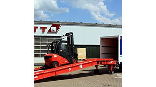 Mobile Verladerampen mit manuell oder elektromechanisch höhenverstellbarer Achse lassen sich leicht und schnell an unterschiedliche Fahrzeughöhen anpassen. Bild: Butt (Archiv: Vogel Business Media)