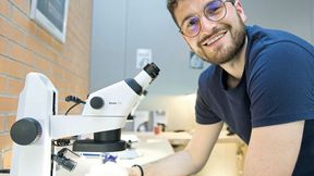 Florian Butterlin teste le nouveau zeiss stemi 355 chez Rubis Control.  (Source : Roland J Keller)