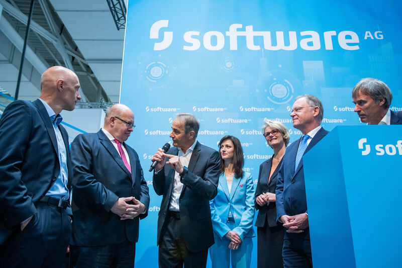 Peter Altmaier, Bundesminister für Energie und Wirtschaft, am Stand der Software AG in Halle 17. (Deutsche Messe)