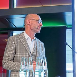 Der MDR-Journalist Lars Sänger moderierte die Versammlung der Skoda-Partner in Berlin.(Bild:  Grimm – VCG)