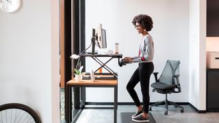 Schnell nachrüstbar und budgetfreundlich: Ergonomische Steh-Sitz-Schreibtisch-Aufsätze oder –Wandler können einfach auf einen herkömmlichen Schreibtisch gestellt werden und bringen Bildschirm, Tastatur und Maus auf die benötigte Höhe.  (Bild: Ergotron)