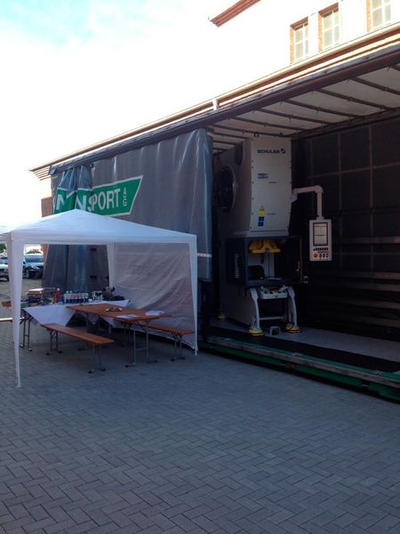 Neben den Vorzügen des neuen Einpleuel-Stanzautomaten mit Servo-Direkt-Technologie gab es auch die Vorzüge der thüringischen Rostbratwurst zu erleben. (Bild: Beutler Nova)