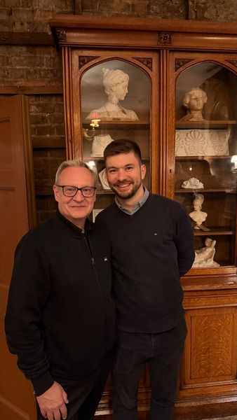 Carsten Jochmann (l., ViewSonic) und Valentin Klaß (Invidis) freuen sich auf einen lauschigen Abend. (Bild: Vogel IT-Medien GmbH)