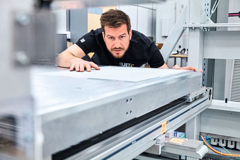 Zwei Laserstrahlen interferieren und sorgen dafür, dass auf der Oberfläche kleine V-förmige Rillen entstehen, die mit bloßem Auge kaum zu sehen sind. (Bild: Trumpf)