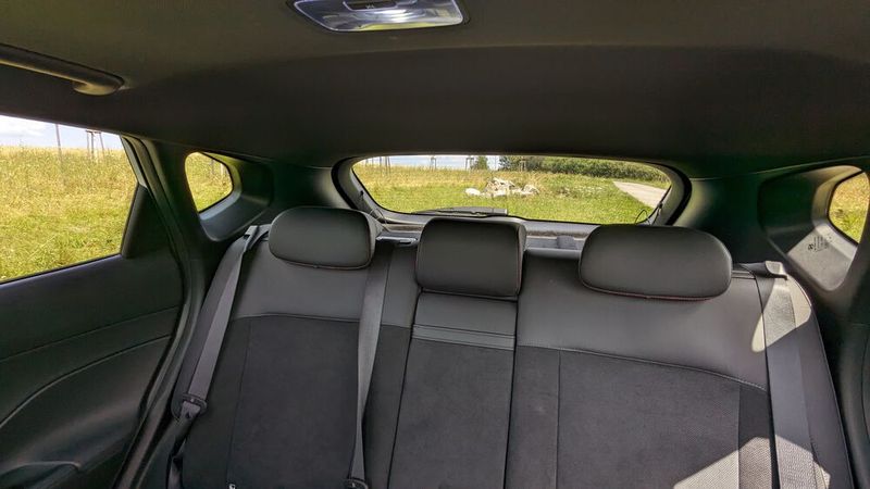 Weder schön noch praktisch: Hinterbänkler fristen in zahlreichen modernen Fahrzeugen ein ziemlich dunkles Dasein. Schrumpfende Fensterflächen, schwarze Himmel, dunkel getönte Scheiben und generell ein dunkles Interieur lassen Höhlenatmosphäre aufkommen. Ach so: Auch für den Fahrer ist der Blick nach schräg hinten dadurch kein wirklich „erhellender“ und damit von Vorteil. (Bild: Dominsky – VCG)