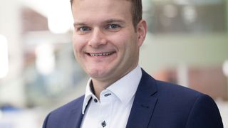 Dr. Karsten Stoll, Leiter Geschäftsbereich Electrical Interconnections bei Wago Kontakttechnik, enthüllte zur Hannover Messe 2018 die Produktneuheit von Wago für die elektrische Verbindungstechnik. (Wago)