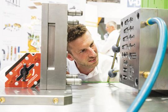 Am 9. Mai  ist die fünfte Moulding Expo mit Erfolg beendet worden, so die Messe Stuttgart. Über 200 Aussteller präsentierten sich und ihr Know-how für den Werkzeug- und Formenbau in schwierigen Zeiten. Außerdem will man für die nächste Ausgabe das Konzept anpassen.(Frank Eppler / Messe Stuttgart)