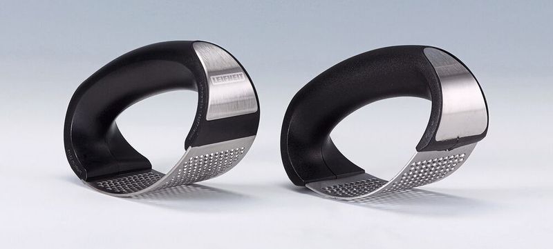 Eine weitere Auszeichnung geht an die Knoblauchwippe „Knobi King“ der Leifheit AG (Original links). Leifheit hat seine Knoblauchwippe Knobi King über ein eingetragenes, EU-weit gültiges Designrecht (sog. Gemeinschaftsgeschmacksmuster) geschützt. Zahlreiche Nachahmer aus aller Welt kopieren plump eins zu eins das Design. Rechts im Bild ist das Plagiat der Spatz Global Limited (China) abgebildet. Verkauft werden die Plagiate der Aktion Plagiarius zufolge meist zu einem Bruchteil des Originalpreises und in entsprechend minderwertiger Qualität, teils bestehe Verletzungsgefahr. Zum Schutz seiner Marke sowie zum Schutz der Verbraucher mahnt Leifheit konsequent Nachahmer ab und lässt die rechtsverletzenden (Online-) Angebote löschen. (Bild: Aktion Plagiarius e.V.)