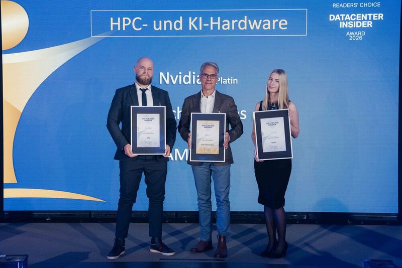 Die Leser haben in der Kategorie „HPC- und KI-Hardware“ wie folgt abgestimmt: AMD erhält Silber, Dell Technologies Gold und NVIDIA Platin. Vito Barbieri nimmt den Award für AMD (links) entgegen und Michael Rufer für Dell Technologies. Unsere Award-Fee präsentiert den IT-Award stellvertretend für NVIDIA. (Bild: Manuel Emme Fotografie)