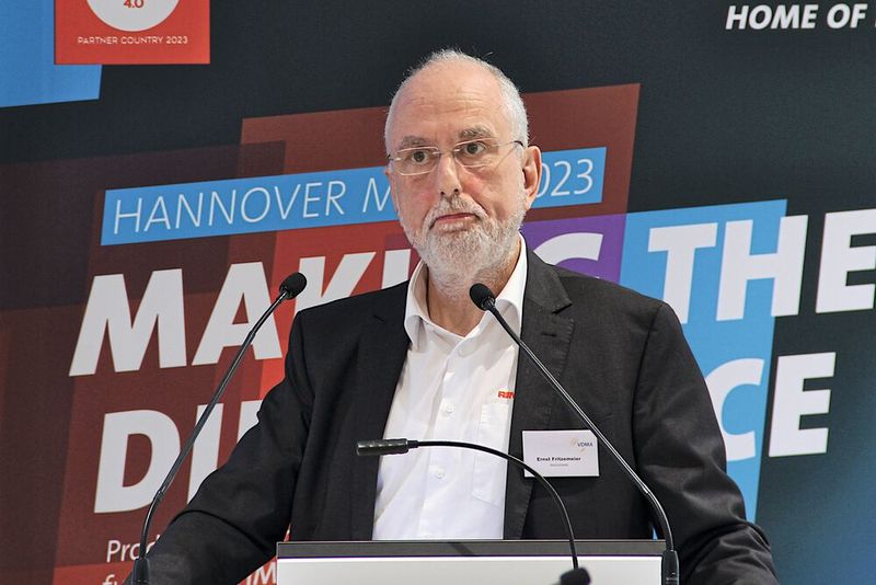 Ernst Fritzemeier von Ringspann stelle die neue Industriebremse MV vor. (Bild: Stefanie Michel)