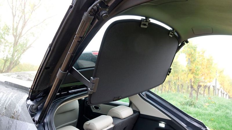 Ein praktisches Detail ist hingegen die Kofferraumabdeckung, die an der Heckklappe gefestigt ist. (Bild: Rosenow – »kfz-betrieb«)