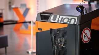 Die Auswahl des passenden Energiesystems ist wichtig. Nur so kann den hohen Einsatzzeiten der (automatisierten) Fahrzeuge begegnet werden. (Bild: Hubtex)